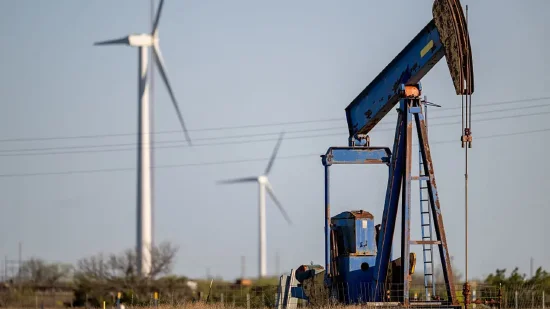 正规配资门户炒股平台 国际油价本周走低 供应过剩与关税博弈双重施压